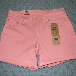 NWT women Levi’s pink jean short size 28